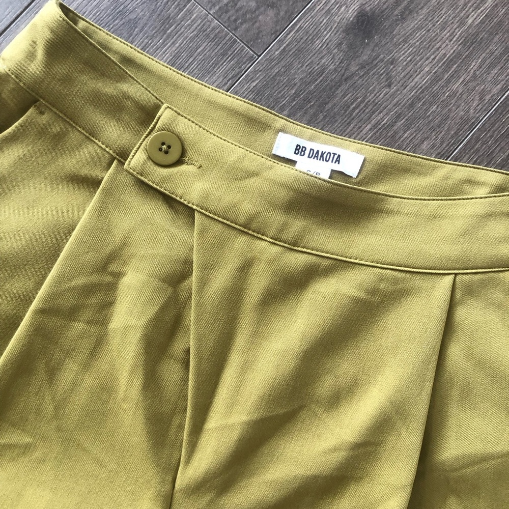 BNWT BB Dakota Olive-Toned High Rise Pleated Bermuda Shorts | Size S - Picture 2 of 6